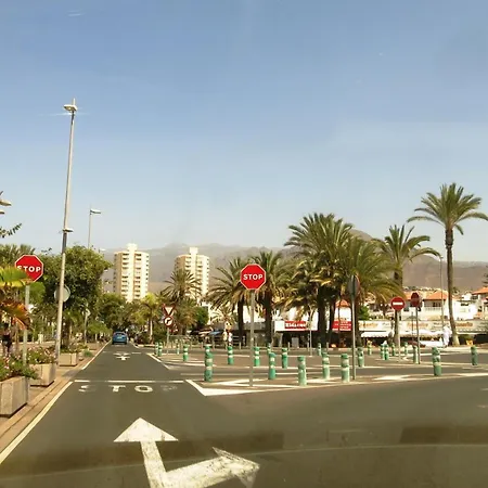 A Stone's Throw From The Golden Mile With Breathtaking Ocean And Mountain Views Apartamento