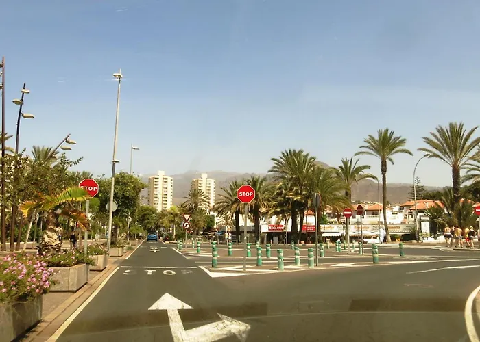 A Stone's Throw From The Golden Mile With Breathtaking Ocean And Mountain Views Apartamento